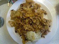 Zapecene testoviny s veprovym masem a zampiony, salat